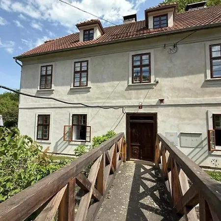 Kamenný Dům S Výhledem Na Zámek 20km Od Prahy Nizbor